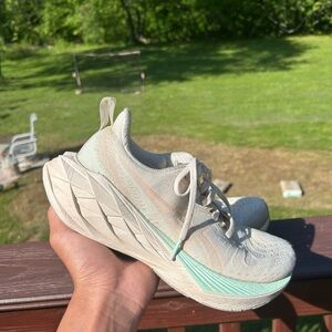 ASIC Novablast 4 Women Size 7.5